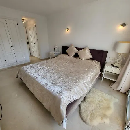 Сasa de vacaciones Luxury Beachside Inside Secure Gated Community Estepona