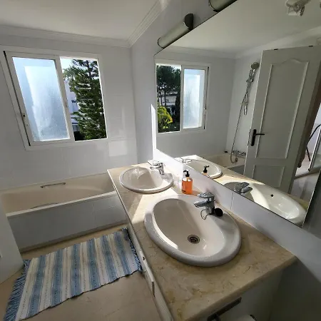Сasa de vacaciones Luxury Beachside Inside Secure Gated Community Estepona